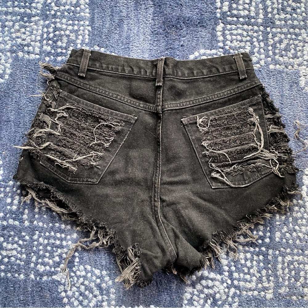 🖤 EDGY BLACK DISTRESSED DENIM SHORTS! - Picture 6 of 13